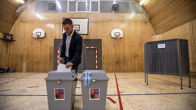 Lidé volili v parlamentních volbách 20. října v Praze.