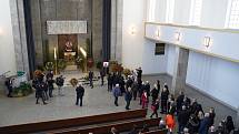 Z posledního rozloučení ve strašnickém krematoriu se zavražděným učitelem Středního odborného učiliště v Ohradní ulici v Praze 4.
