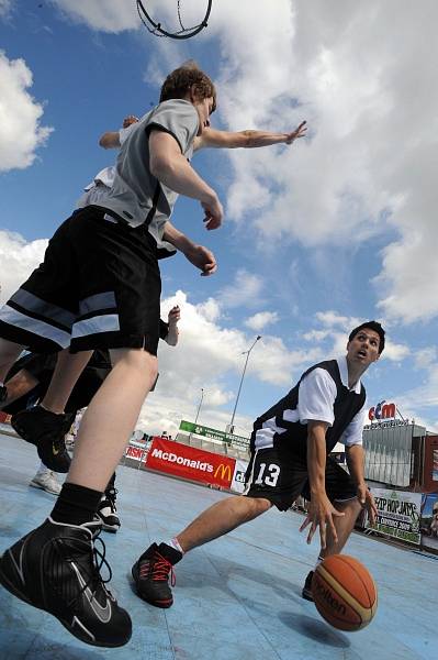 Finále turnaje Českého streetbalového poháru v Praze na Černém Mostě.