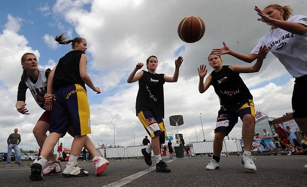 Finále turnaje Českého streetbalového poháru v Praze na Černém Mostě.