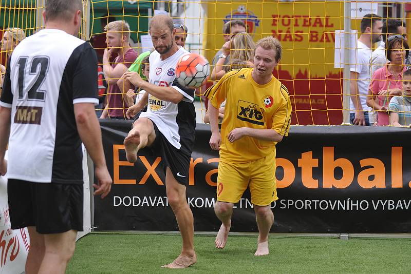 Fotbal bavil na břehu Vltavy.