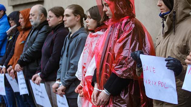 Happening "Braňme Ukrajinu", který má za cíl podpořit akce na pomoc Ukrajině se konal 20. dubna 2022 na Malostranském náměstí.