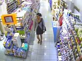 Hledá se žena, která ukradla prezervativy 18 tisíc.