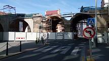 Kvůli pokračující opravě Negrelliho viaduktu byla uzavřena severní část ulice Prvního pluku.