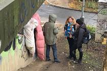 Terénní pracovnice bezdomovcům nosí jídlo i oblečení