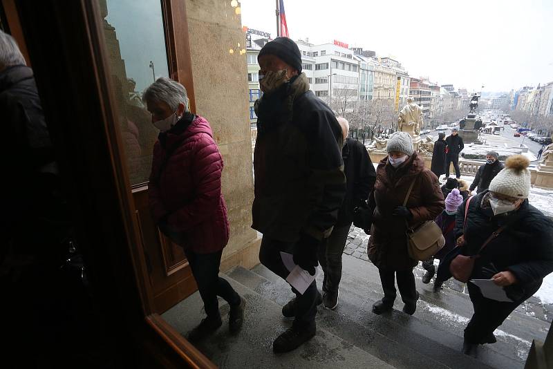 Národní muzeum, které bylo kvůli druhé vlně epidemie koronaviru zavřeno od 8. října, znovu otevřelo ve čtvrtek 3. prosince 2020. Vstup prvních návštěvníků jsme navštívili s redakčním objektivem.