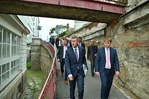 Premiér Andrej Babiš (ANO) a ministr Adam Vojtěch (ANO) podpořili nutnost investic ve VFN v Praze.