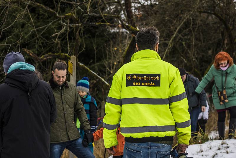 Areál Šibeniční vrch se otevřel zájemcům o lyžařskou techniku i slavného kocoura Mikeše.