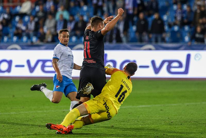 Utkání 6. kola fotbalové Fortuna ligy: FC Baník Ostrava - Slavia Praha, 4. října 2020 v Ostravě. Stanislav Tecl ze Slavie, Brankář Baníku Jan Laštůvka.