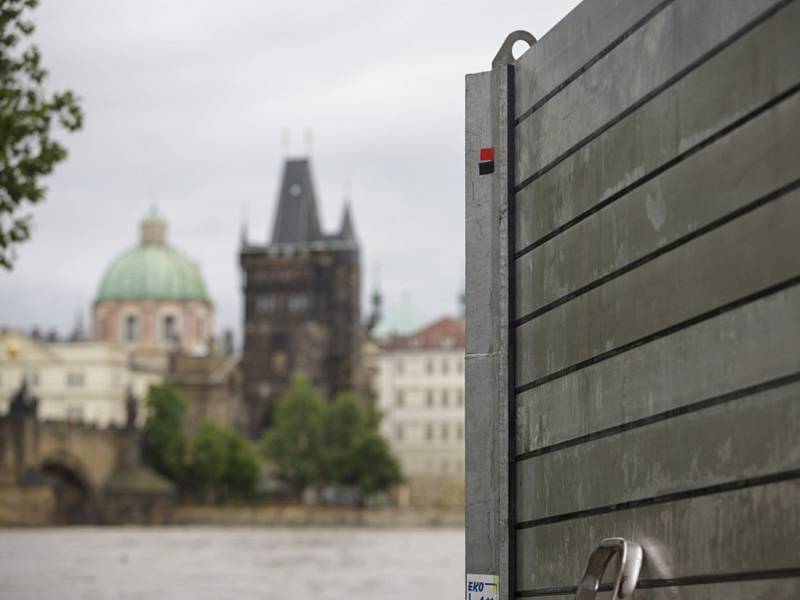 Na třeti povodňový stupeň vystoupala 2. června hladina Vltavy v Praze. Na Kampě se začaly stavět protipovodňové zábrany.