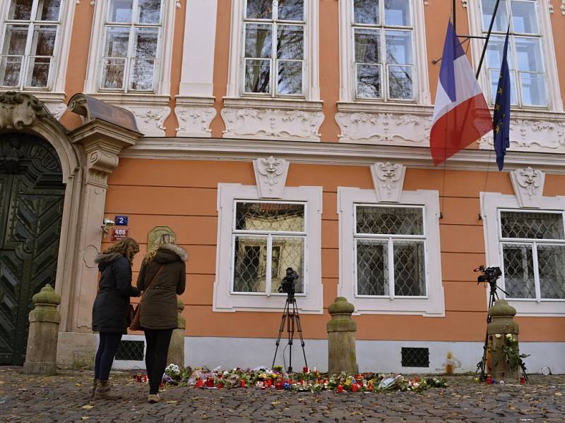 Praha truchlí s Paříží: Před francouzským velvyslanectvím se rozzářily stovky svící.