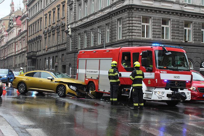 Dopravní nehoda v Legerově ulici v Praze.