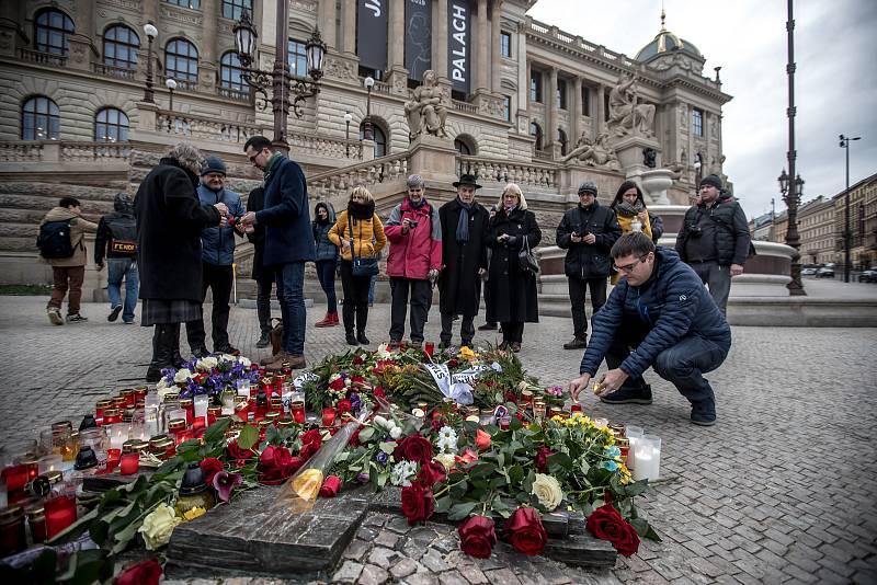 Lidé si připomínali 16. ledna památku Jana Palacha při výročí 50 let jeho upálení před budovou Národního muzea v Praze.