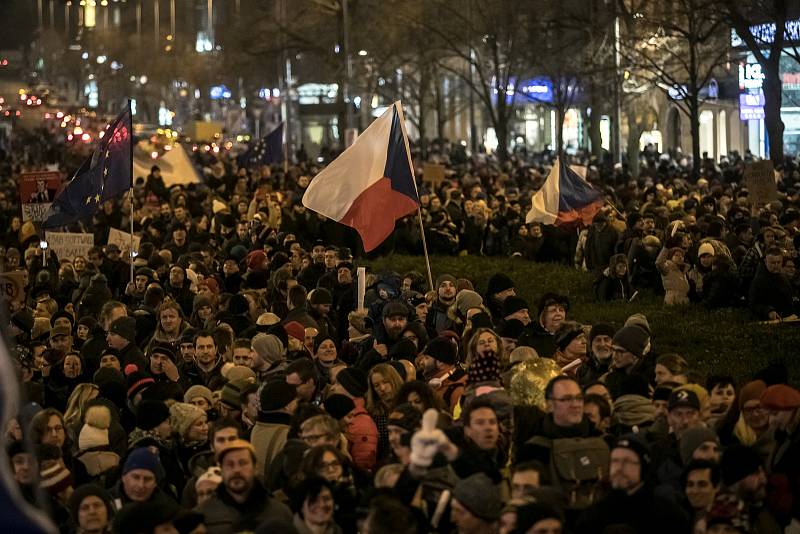 Tisíce lidí protestovaly 5. března na pražském Václavském náměstí proti zvolení Radka Ondráčka do kontrolní komise GIBS a proti premiérovi Babišovi.