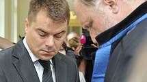 Z podvodu se zpovídal před Městským soudem v Praze lobbista Marek Dalík, blízký spolupracovník někdejšího premiéra Mirka Topolánka. Podle obžaloby si v listopadu roku 2007 řekl o bezmála půlmiliardový úplatek v rámci „kauzy Pandur“.
