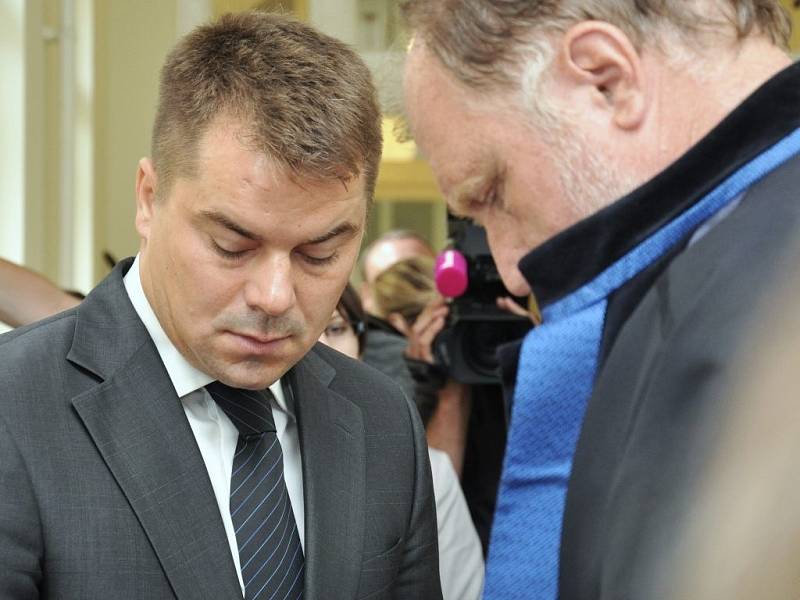 Z podvodu se zpovídal před Městským soudem v Praze lobbista Marek Dalík, blízký spolupracovník někdejšího premiéra Mirka Topolánka. Podle obžaloby si v listopadu roku 2007 řekl o bezmála půlmiliardový úplatek v rámci „kauzy Pandur“.