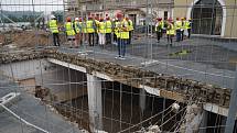 Stavební jáma levého křídla Průmyslového paláce.