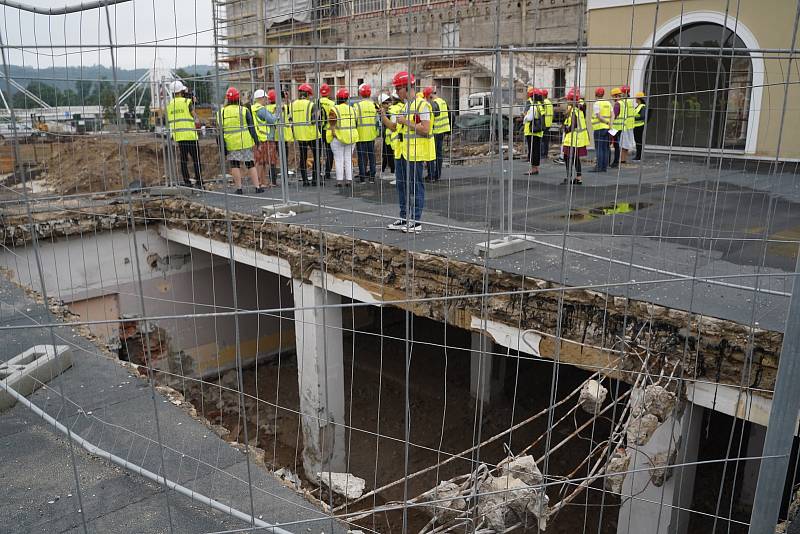 Stavební jáma levého křídla Průmyslového paláce.