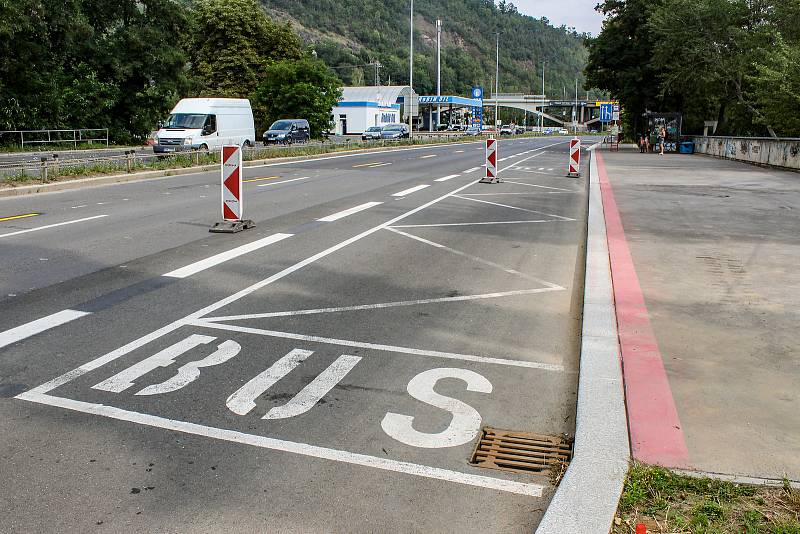 Další etapa rozšíření komunikace Strakonická, tentokrát v úseku od nadjezdu mimoúrovňové křižovatky ulice Mezichuchelská po autobusovou zastávku Malá Chuchle. Práce jsou plánovány do konce listopadu tohoto roku.