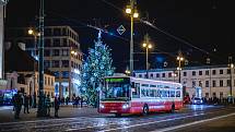 Dopravní podnik první adventní neděli rozsvítil tři vánoční tramvaje a retrobus, cestující budou vozit až do Tří králů.