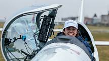 Pilotka Zara Rutherfordová usilující o světový rekord přistála na letišti Benešov.