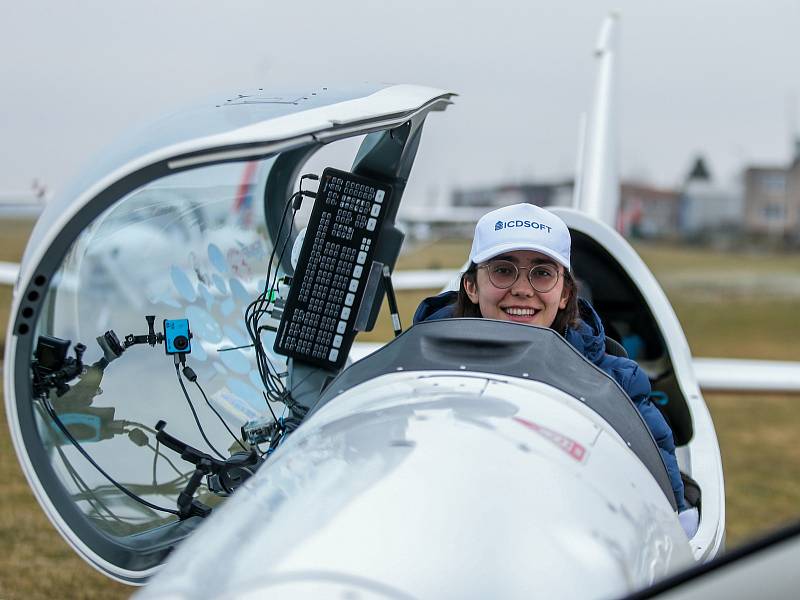 Pilotka Zara Rutherfordová usilující o světový rekord přistála na letišti Benešov.