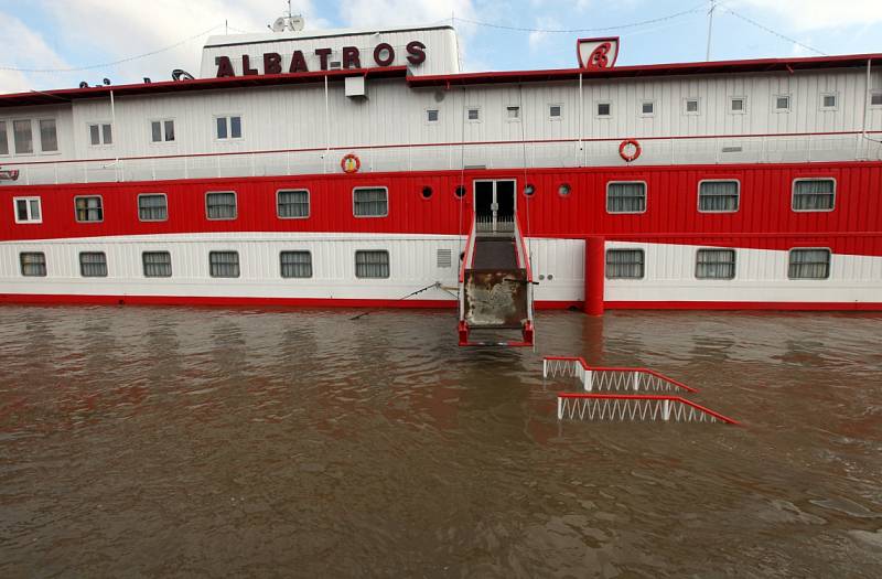 Povodně v Praze v úterý 4. června. Loď Albatros.