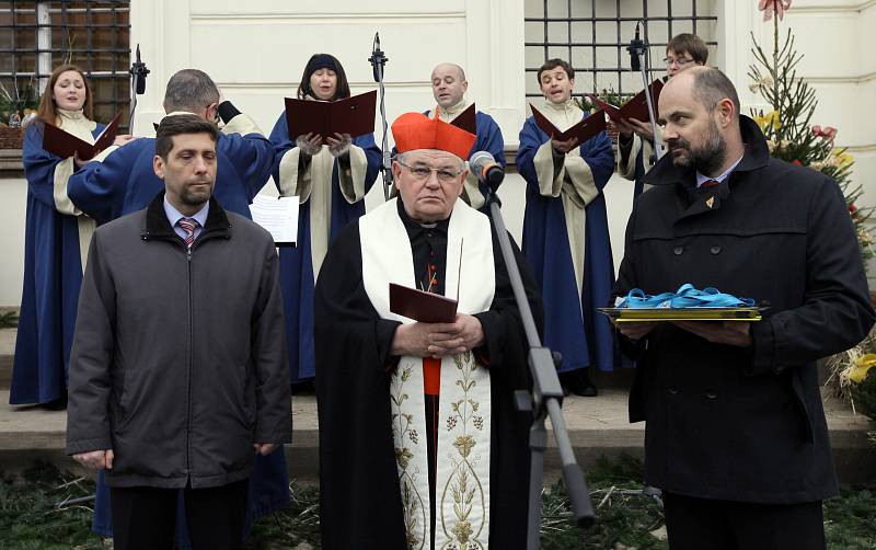 Slavnostní převzetí nových sanitních vozů na Hradčanském náměstí, které pokřtil kardinál Dominik Duka.