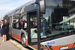 Pražský dopravní podnik (DPP) testuje nový hybridní autobus Solaris Urbino.