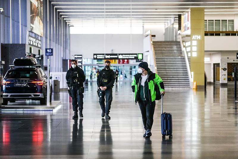 Letiště Václava Havla krátce poté, co se znovu otevřelo pasažérům