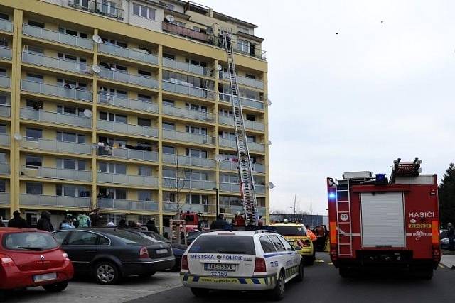 Požár elektroinstalace v panelovém domě v Kuželově ulici v pražských Letňanech.