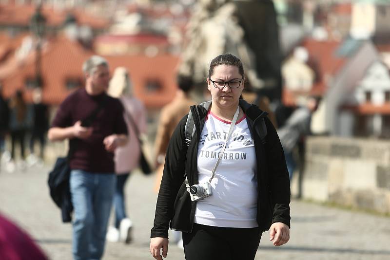 Centrum Prahy v neděli 11. dubna 2021. Lidé často neměli zakryté dýchací cesty respirátorem či alespoň chirurgickou rouškou.