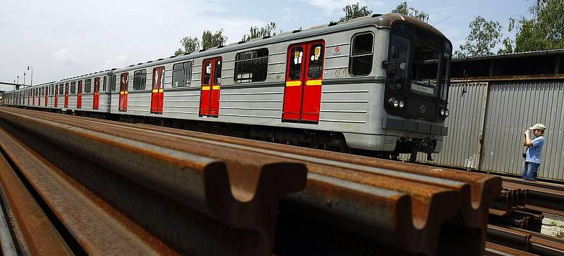 Symbolické rozloučení se starou sovětskou soupravou metra 81–71, která na koleje pražského metra vyjede ve čt naposledy, se konalo v Depu Kačerov. Poslední jízda soupravy ukončí 35 let trvající éru.
