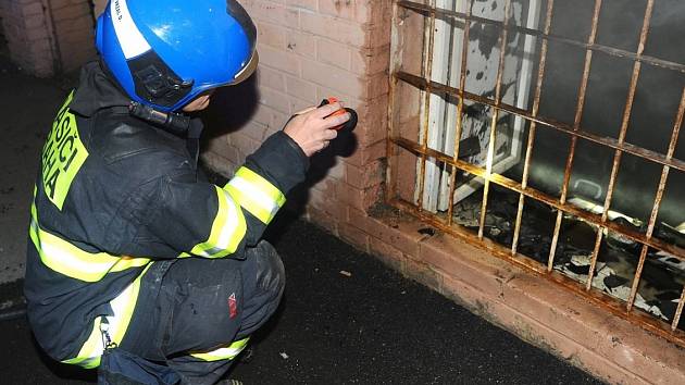 Při požáru bytu v Praze 10 hasiči zachránili 17 osob.