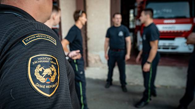 Přípravy pražských hasičů na odjezd do Řecka.