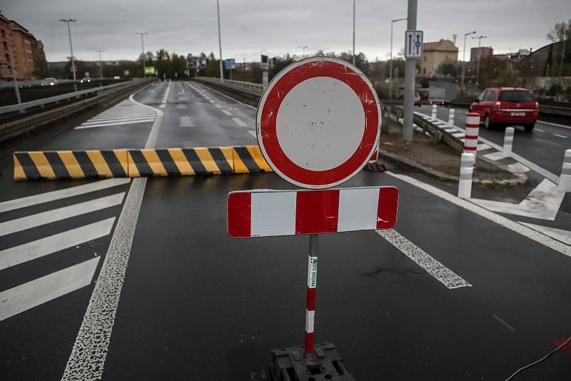 Situace okolo mostu u metra Vltavská 24. října ráno v Praze. TSK most, pod kterým jezdí tramvaje a chodí lidé, uzavřelo z důvodu špatného stavu.