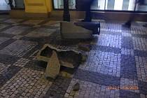 Poničené betonové odpadkové koše na Staroměstském náměstí 11. února 2023