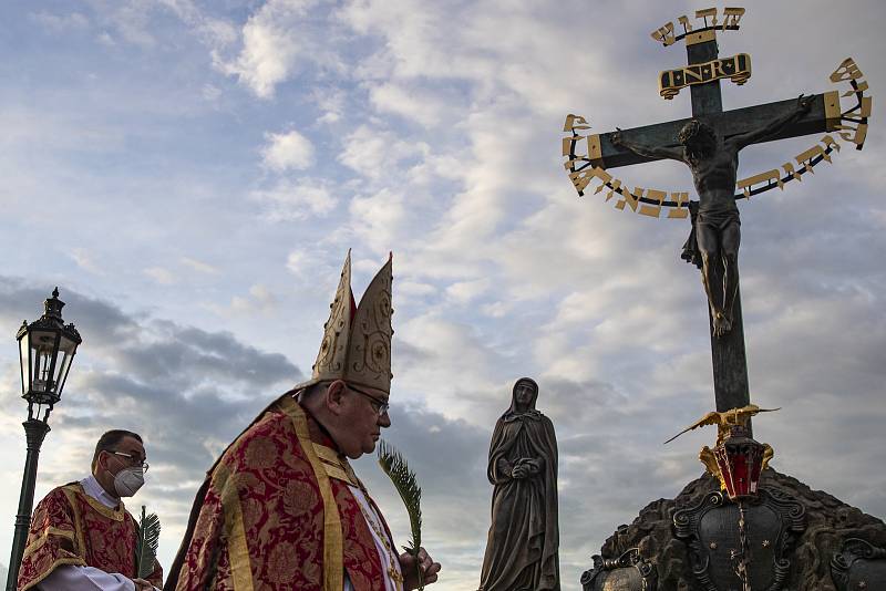 Svatojánské procesí prošlo 15. května centrem Prahy přes Karlův most v rámci 13. ročníku Svatojánských slavností Navalis a 300. výročí od blahořečení nejznámějšího českého světce a patrona lidí od vody Jana Nepomuckého.