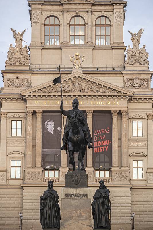 70. výročí procesu s Miladou Horákovou připomínají plakáty na pražských budovách. Na snímku Národní muzeum.