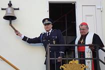Místostarosta Sboru dobrovolných hasičů Praha 1 Filip Dvořák slavnostně rozezněl nový zvon, kterému dal požehnání kardinál a arcibiskup pražský Dominik Duka.