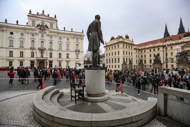 Protest proti udělení milosti prezidentem Milošem Zemanem šéfovi Lesní správy Lány Miloši Balákovi se konal u Pražského hradu 31. března 2022.