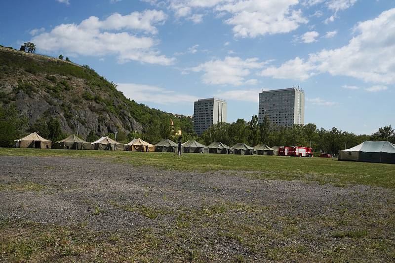 Dostavba stanového městečka pro uprchlíky z Ukrajiny v Troji, 12. 5. 2022.