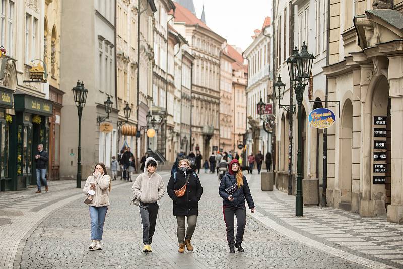 Pražané vyrazili do ulic města i na Velký pátek 2. dubna. S redakčním objektivem jsme navštívili ulice starého města.