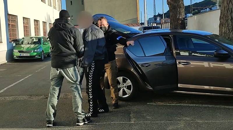 Policie zadržela pachatele loupežného přepadení banky na Smíchově.