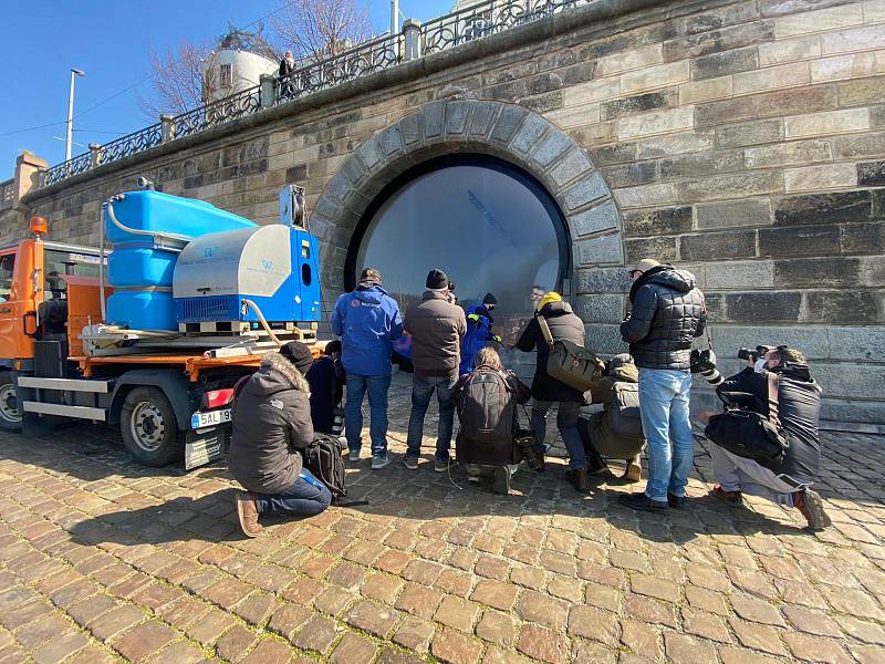 Praha nechala dezinfikovat kvůli koronaviru náplavky speciální pěnou.