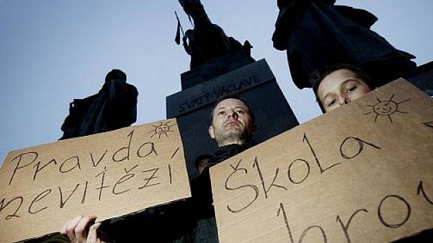 Na dva tisíce lidí protestovalo 17. listopadu na pražském Václavském náměstí proti nově vytvořené koalici ODS a ČSSD na magistrátu.