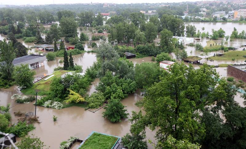 Povodně v Praze – Troji u Pražské zoo v pondělí 3. června. 
