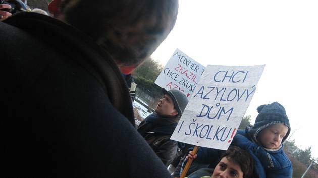 AZYL I ŠKOLKA. Členové občanského sdružení Společnou cestou protestovali proti výpovědi pro azylový dům.