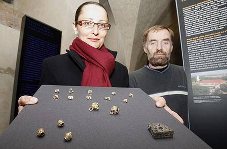 Kurátorka výstavy Příběh Pražského hradu Sylvie Novotná a archeolog Jan Frolík ukazují šperky, které se staly novými přírůstky stálé expozice Příběhy Pražského hradu.