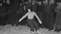 Kluziště – Dne 4. ledna 1951 bylo otevřeno kluziště Jana Švermy v Jinonicích u Prahy. Na snímku jedenáctiletá Jindra Kramperová, která se třikrát stala mistryní Československa v krasobruslení.
